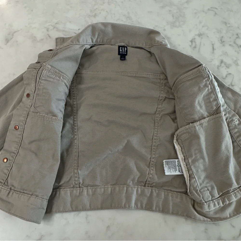 GAP Kids Girls Tan Denim Jacket. Size Small.